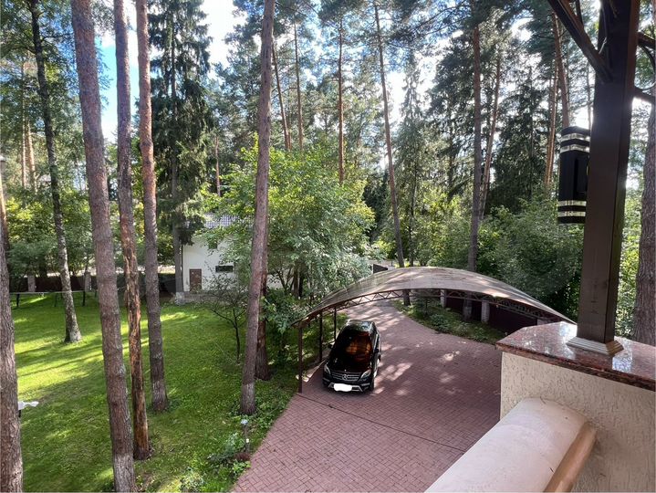 Дом 900 м² на участке 25 сот.