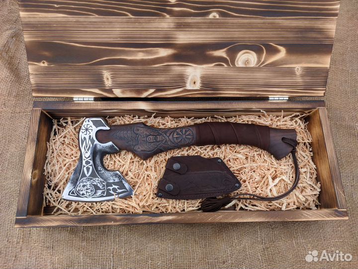 Топор с резьбой по рукояти ручной работы