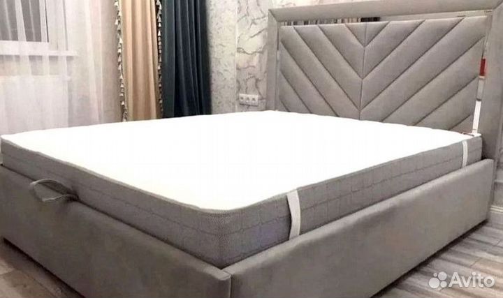 Двуспальная кроватьс мягким изголовьем