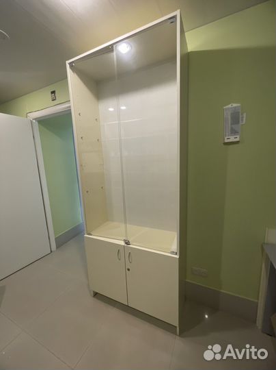 Шкаф витринный