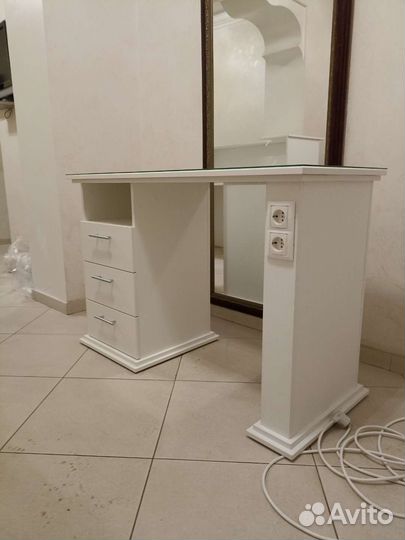 Маникюрный стол