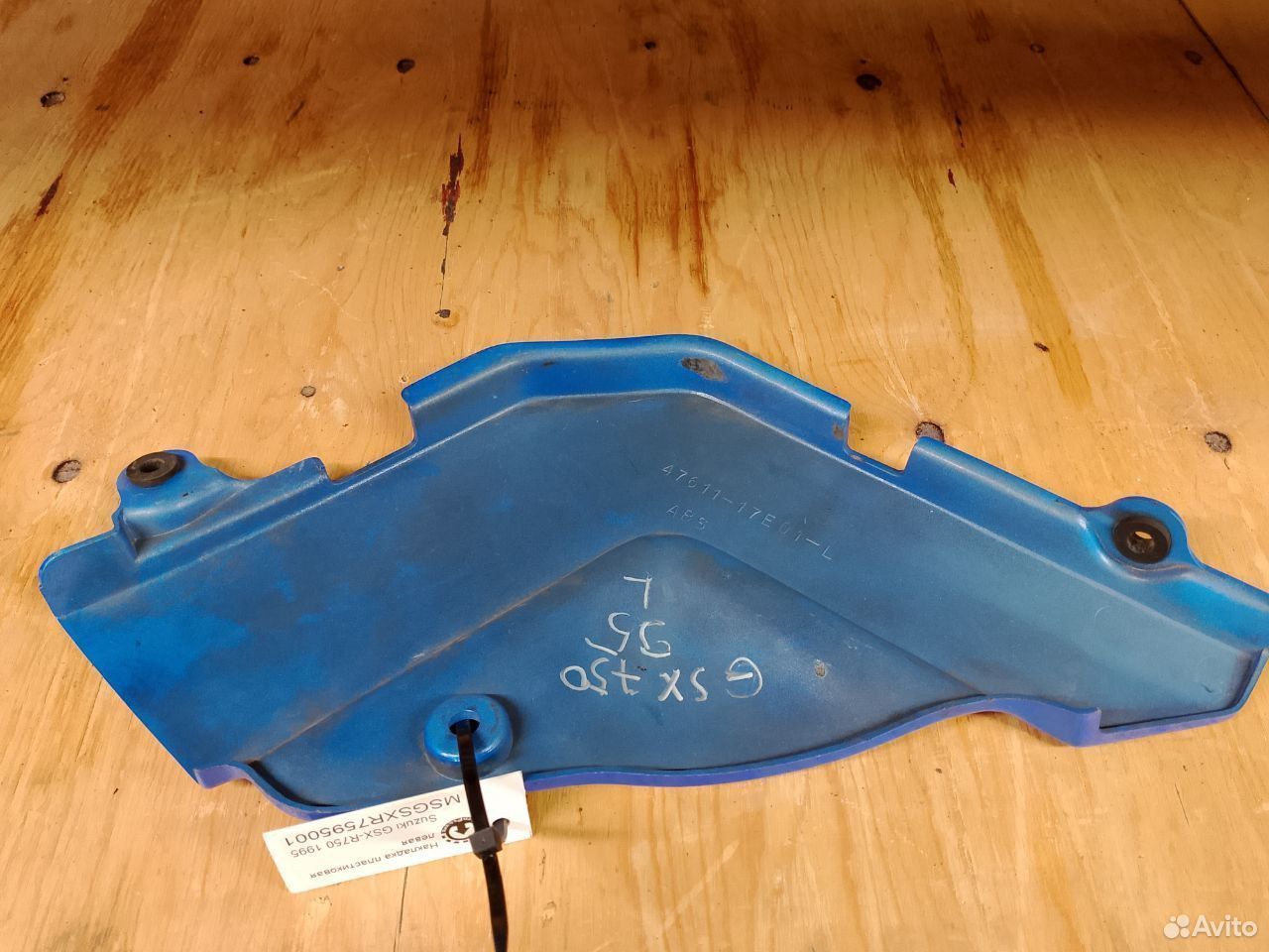 Suzuki GSX-R750 95 накладка пластиковая левая