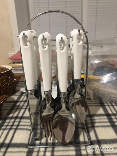 Набор столовых приборов на подставкке