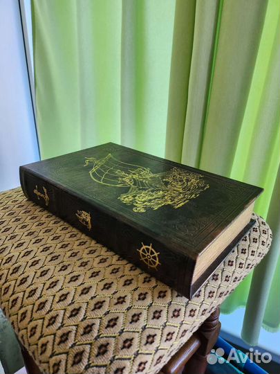Шкатулка в виде книги под ключ