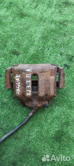 Передний левый суппорт Jaguar XJ X300