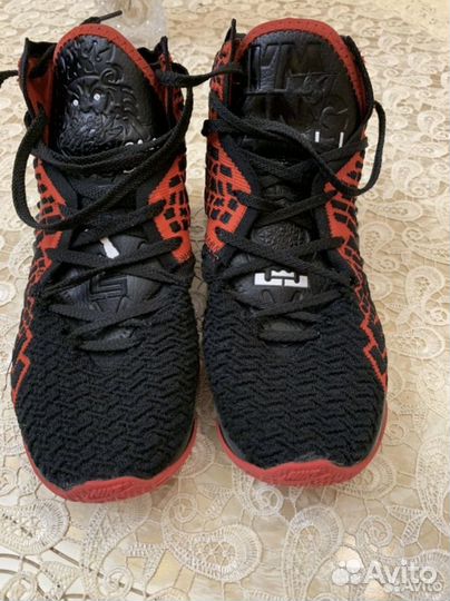 Nike Lebron 17 Bred