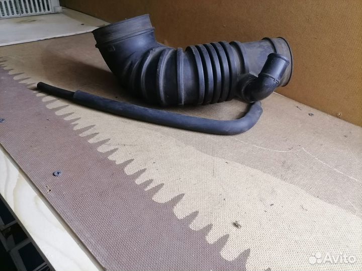 Патрубок воздушного фильтра Mitsubishi Galant 8