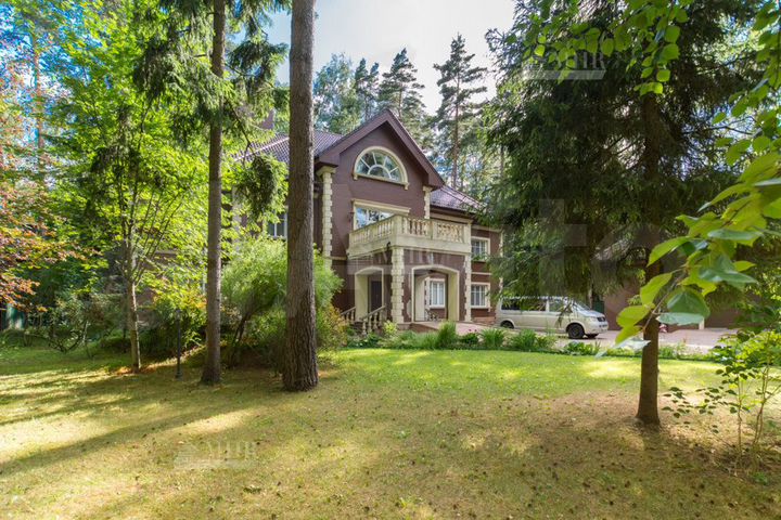 Дом 850 м² на участке 32 сот.