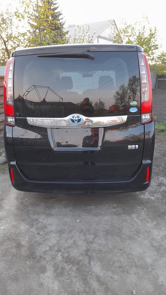 Toyota Noah: фото владельца