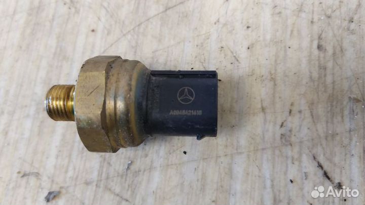 Датчик давления топлива Mercedes-Benz A0045421618