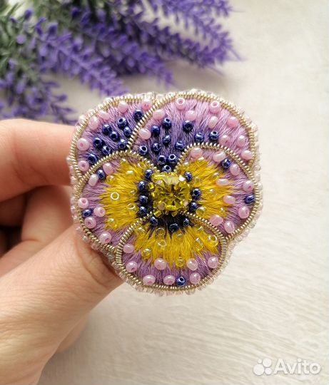Брошь из бисера