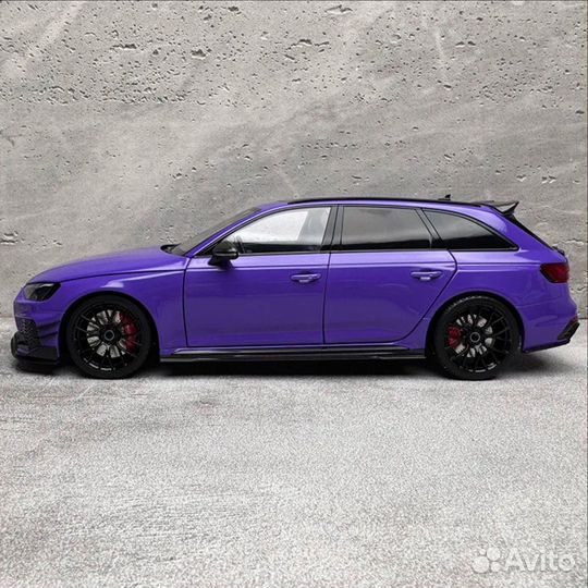 Модель Audi RS4 Avant darwinpro Purple 1/18
