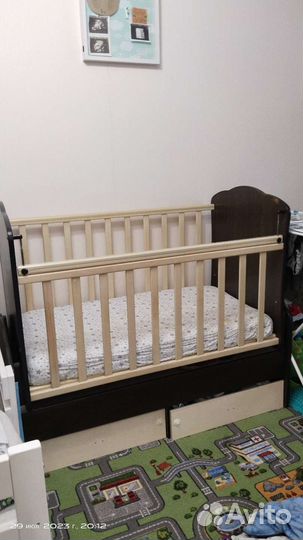 Детская кроватка с маятником