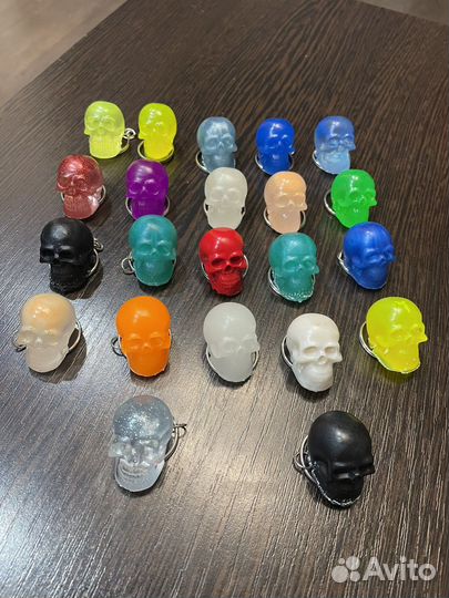 Брелок череп из эпоксидной смолы