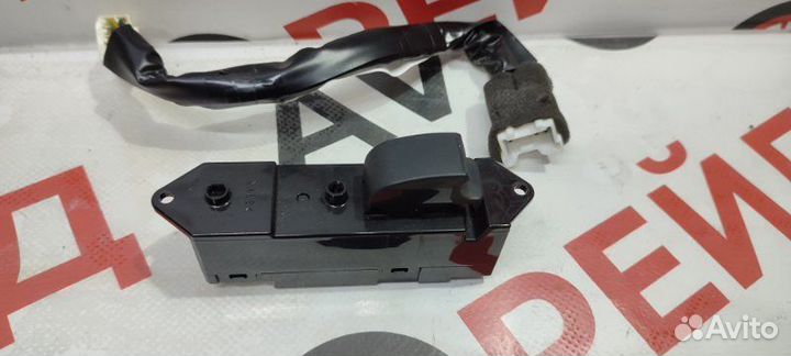 Кнопка стеклоподъемника задняя правая Mitsubishi