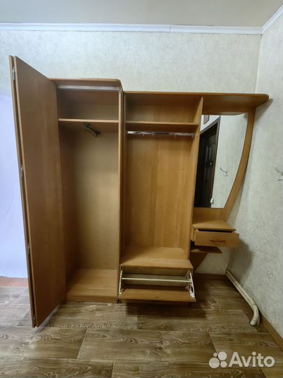 Прихожая со шкафом и зеркалом бу