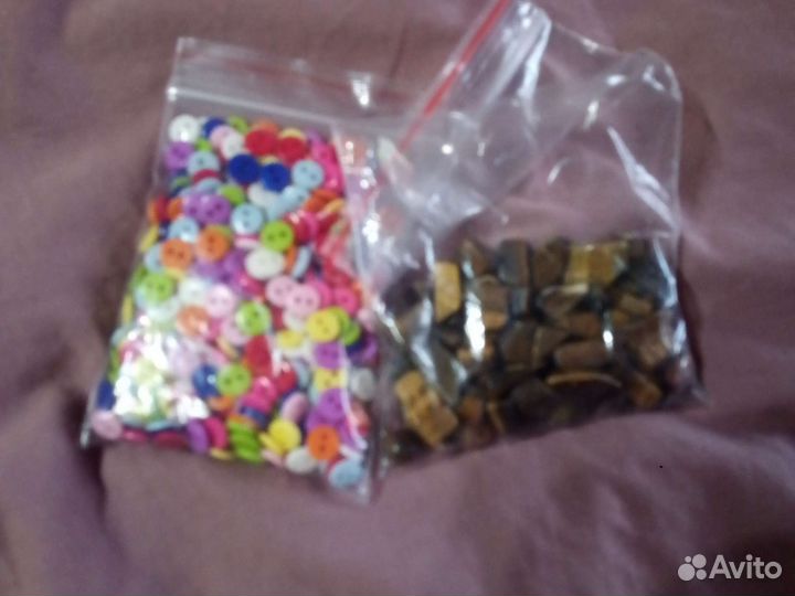 Пуговицы и натуральный камень с отверстиями