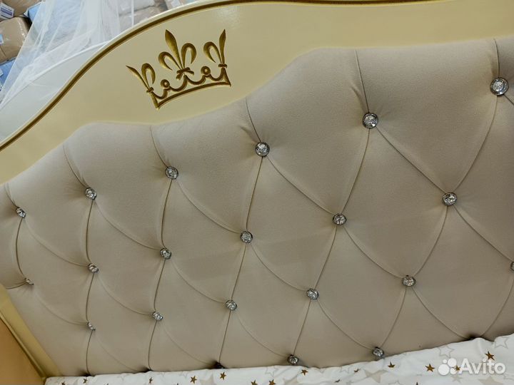 Детская кроватка с маятником