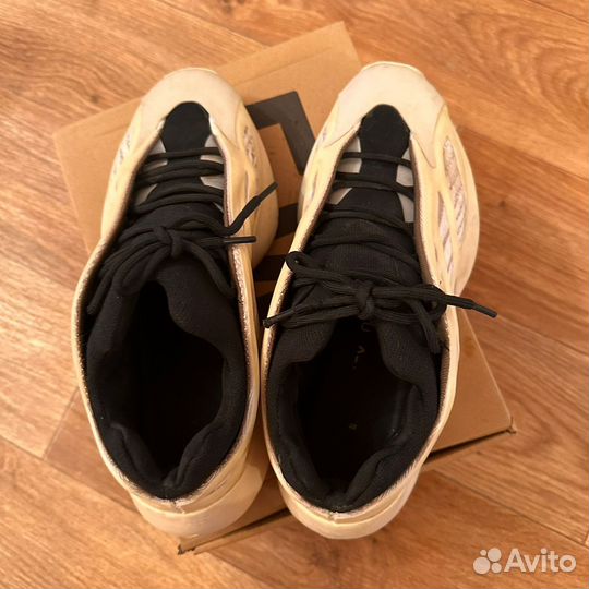 Кроссовки женские adidas Yeezy Boost