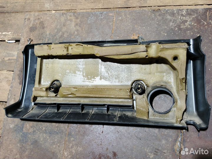 Крышка двигателя toyota avensis2.0