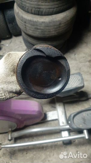 Поршень с шатуном на Джили Эмгранд 1.8