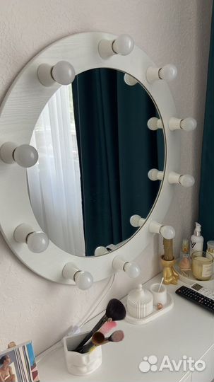 Гримерное зеркало с лампочками