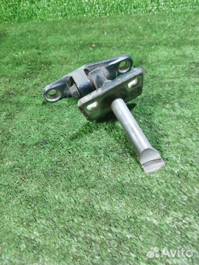 Петля двери задняя левая Mercedes Benz W210