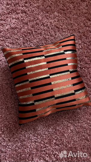 Декоративные подушки на диван