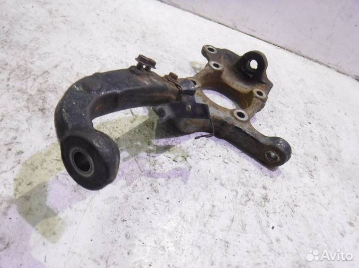 Кулак передний правый