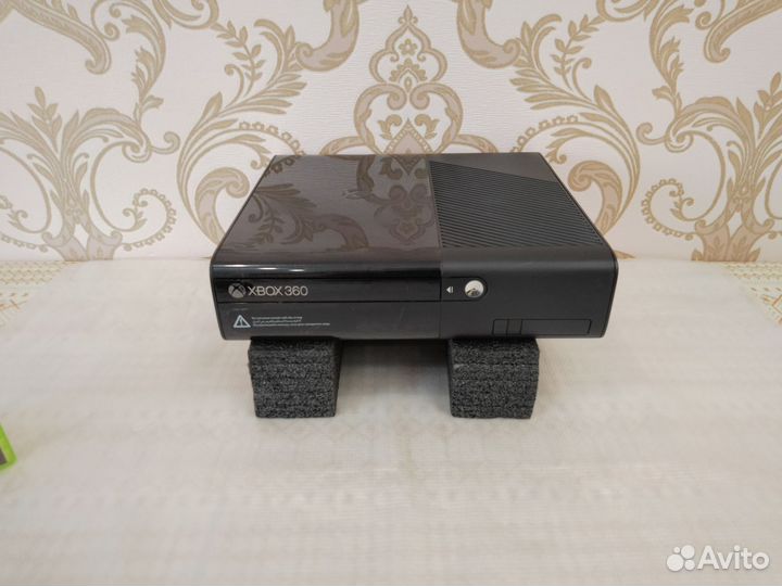 Xbox 360 Е, (не прошит), 44 игры, 250 Гб
