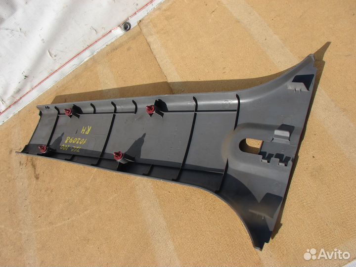 Накладка правой средней стойки серая Toyota land c