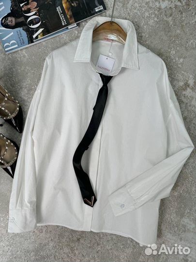 Белая рубашка с галстуком Valentino хит сезона