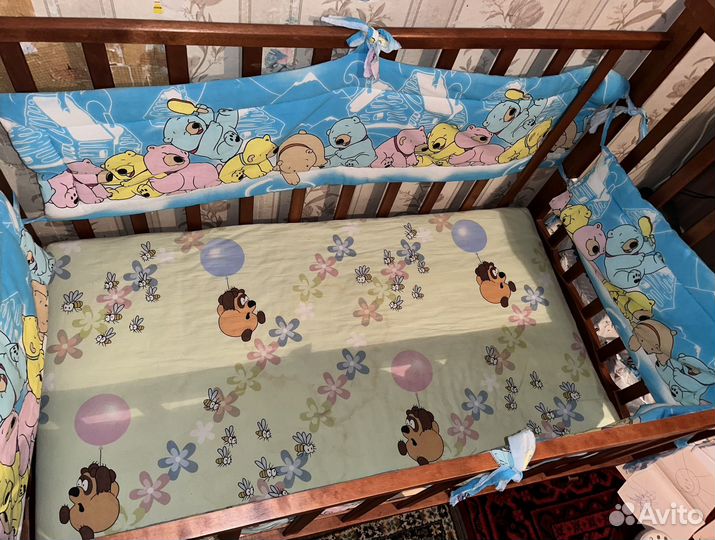 Детская кроватка с маятником