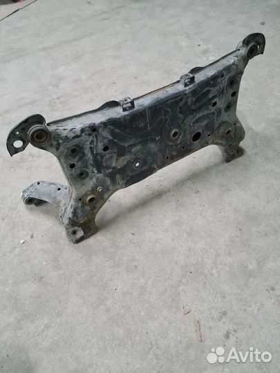 Передний подрамник с кронштейном глушителя Focus 3