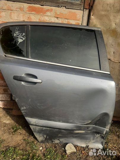 Дверь задняя правая на opel astra h