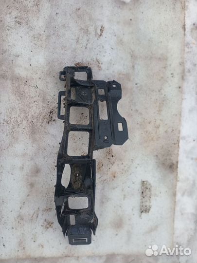 Левый кронштейн заднего бампера Opel Zafira B