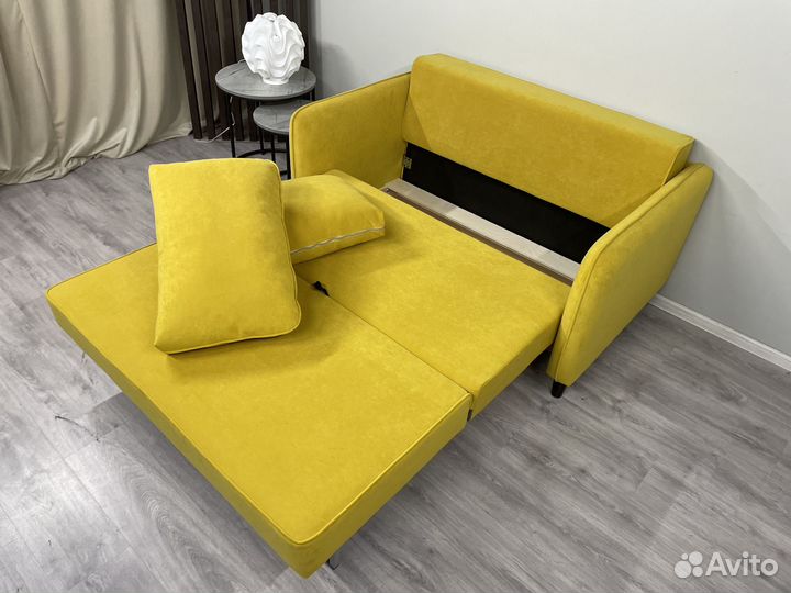 Диван маленький для сна, с ящиком, на ножках