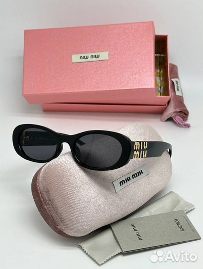 Солнцезащитные очки Miu Miu