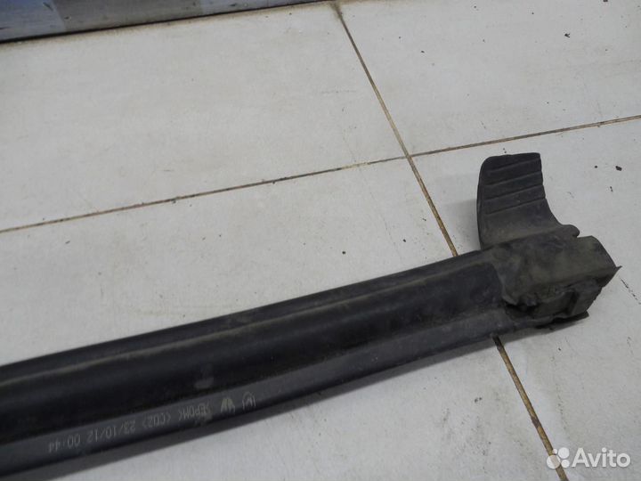 Уплотнитель капота Duster 2012