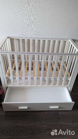 Детская кроватка с продольным маятником