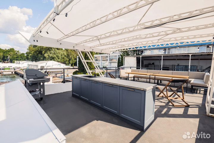 Деловая встреча на хаусботе с прогулкой по реке