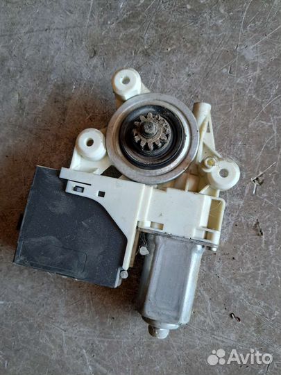 Моторчик стеклоподъёмника задний левый Volvo S40