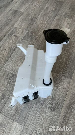 Бачок омывателя Lexus LX / Land Cruser 100