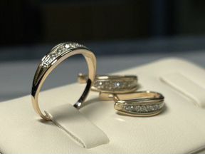 Серьги, кольцо с бриллиантами 585 пр
