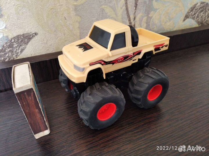 Детские инерционные машинки и паровозик