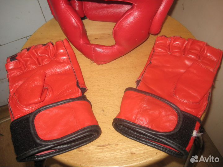 Шлем и перчатки для единоборств