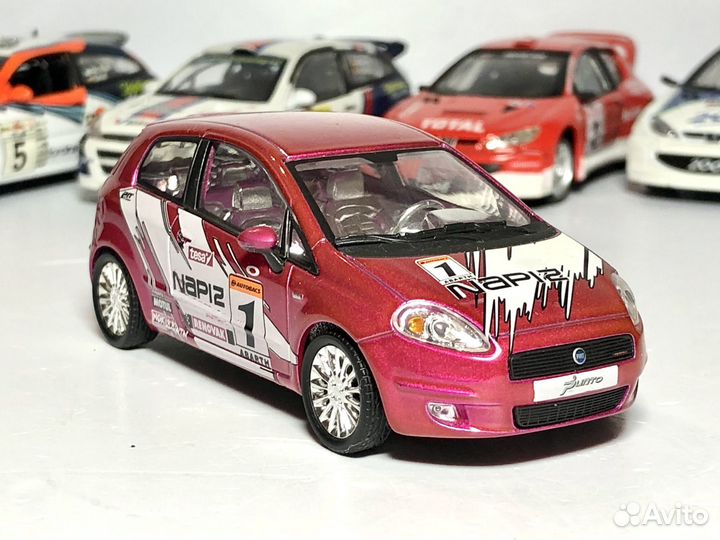 Модель автомобиля ралли Fiat Grande Punto 1:43