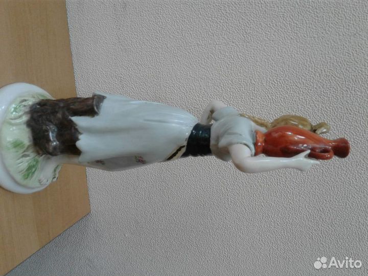 Девушка с кувшином. Английский фарфор