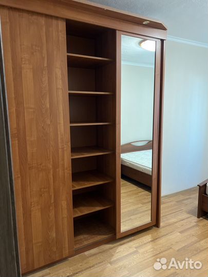 Шкаф купе бу 3-х дверный с подсветкой и зеркалом