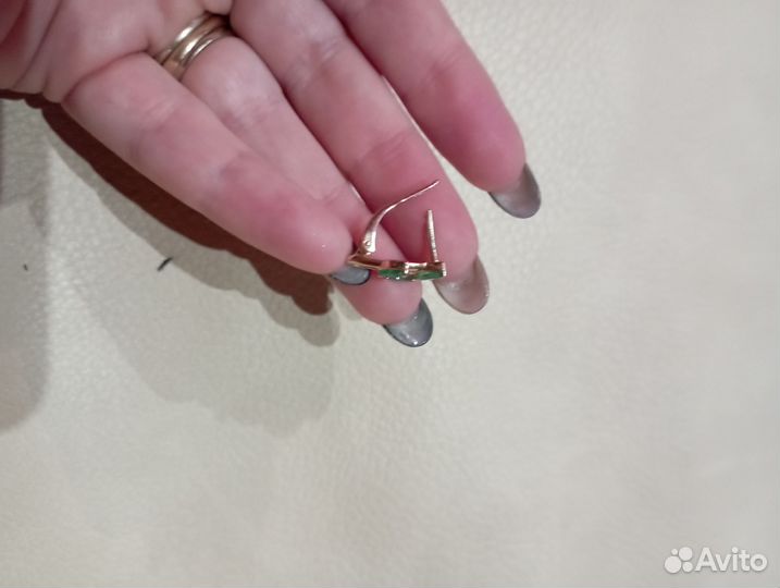 Золотые серьги с изумрудами